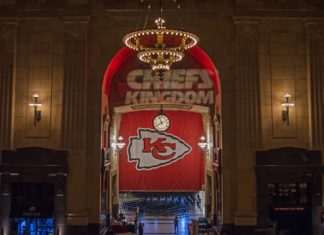 Patrick Mahomes Signs 500 Million Dollar Contract