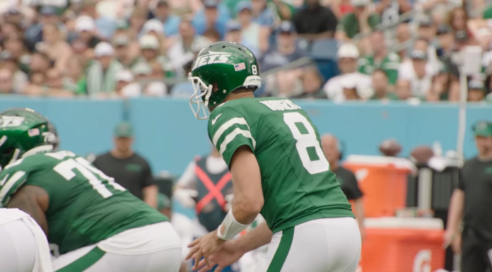Aaron Rodgers Throws 500th Touchdown, Shines in Potential Farewell Performance
