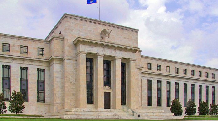 Fed Pauses Rate Cuts as Growth Holds Firm and Inflation Lingers