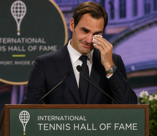 Roger Federer Gets Emotional During Tennis Hall of Fame Induction